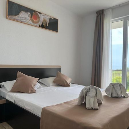 Hotel Cosmos 南埃福列 外观 照片