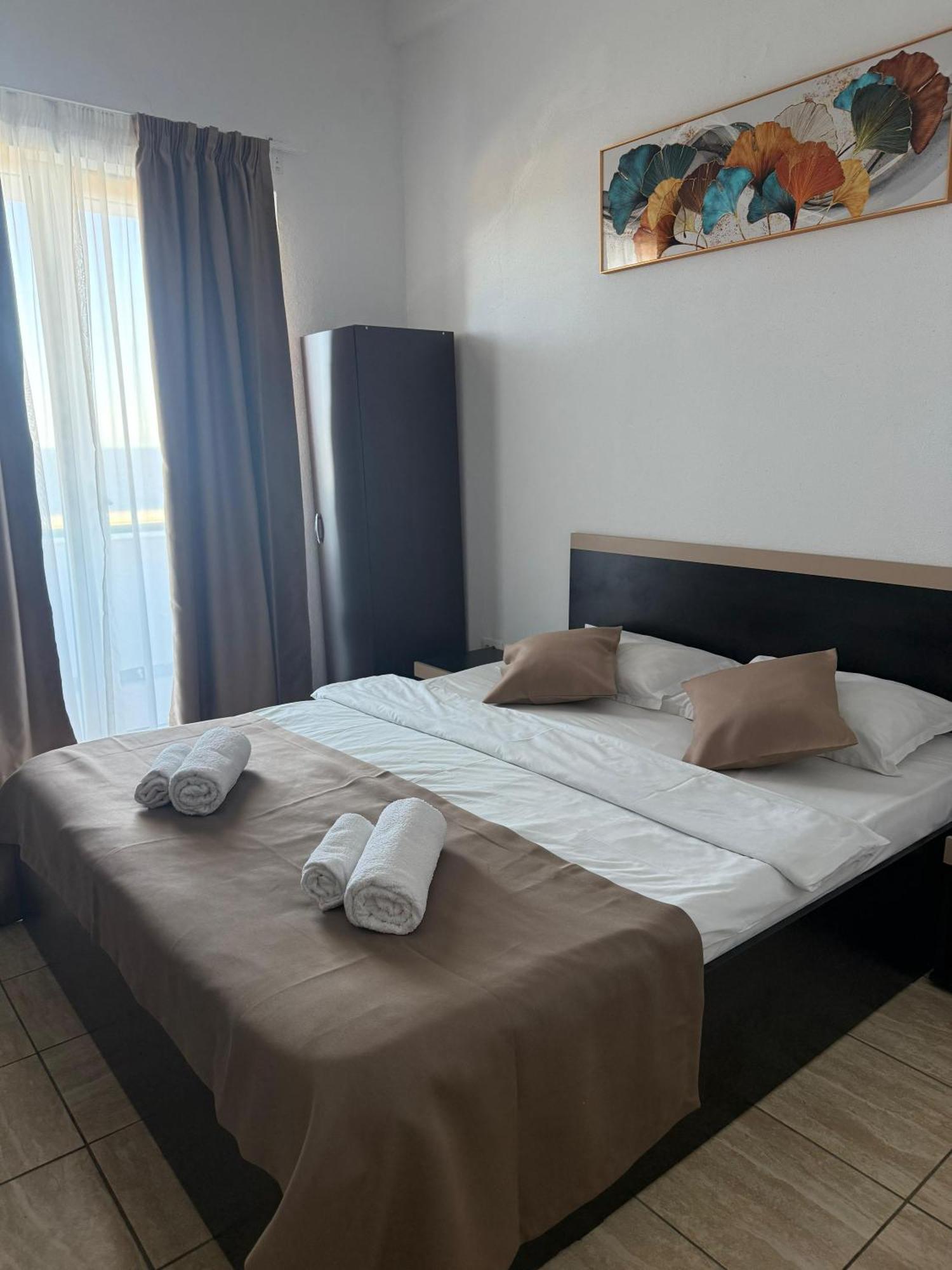 Hotel Cosmos 南埃福列 外观 照片